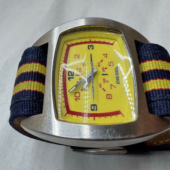 Y2K Diesel 5 Bar DZ-2059 Men’s Watch – Yellow/Blue Canvas Strap, Quartz Movement - Picture 2 of 8